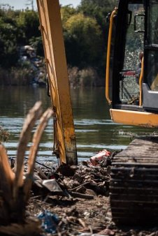 Apele Romane: Peste 300 de tone de deseuri au fost scoase din Lacul Fundeni in 5 zile