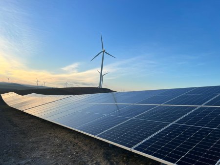 Companiile Parapet si Blue Line Energy au finalizat primul proiect hibrid de producere a energiei din surse regenerabile din tara, in Tulcea, o centrala fotovoltaica de 1,1 MW, instalata in incinta unui parc eolian de peste 6 MW