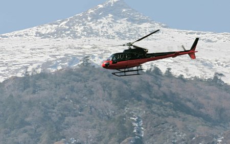 Un elicopter cu turisti s-a prabusit langa muntele <span style='background:#EDF514'>EVEREST</span>. Cinci oameni au murit, o a sasea persoana este disparuta