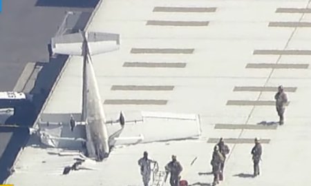 <span style='background:#EDF514'>UN AVION USOR</span> s-a prabusit si a ramas blocat pe acoperisul hangarului
