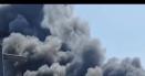 Incendiu puternic in Caracal. Arde o hala folosita pentru <span style='background:#EDF514'>DEZMEMBRARI AUTO</span>. Un barbat a suferit arsuri