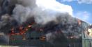 Incendiu violent la o hala de <span style='background:#EDF514'>DEZMEMBRARI AUTO</span> din Caracal. In zona sunt degajari mari de fum