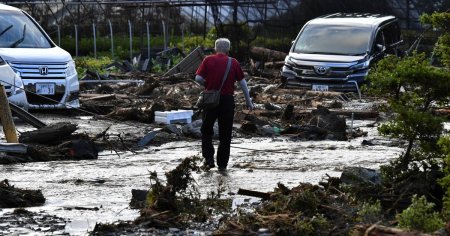 Inundatii in Japonia. Trei oameni au murit in urma precipitatiilor abundente care au lovit insula K<span style='background:#EDF514'>YUSHU</span> VIDEO