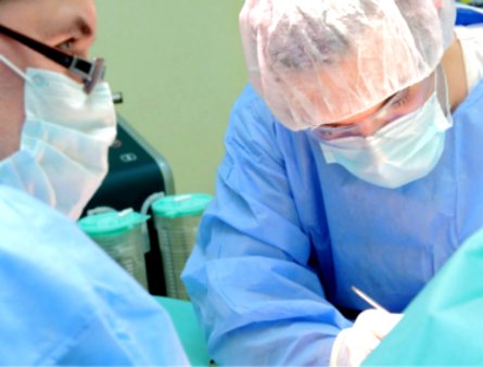 Doi medici, trimisi in judecata pentru ca au adus din Italia in Romania sute de cornee pentru transplant, fara autorizatie