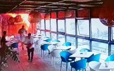 Incendiul de la <span style='background:#EDF514'>CAFENEAUA</span> din Iasi ar fi fost provocat de cativa tineri cand au filmat un clip, folosind o bricheta