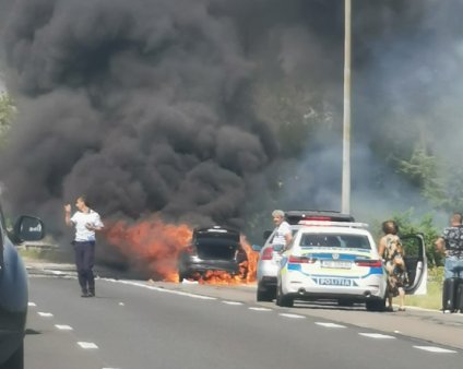 O masina a luat foc in mers pe Autostrada Soarelui, sensul spre Bucuresti. Se circula in coloana
