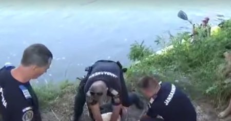 Imagini impresionante. Momentul in care jandarmii resusciteaza o femeie care s-a aruncat in <span style='background:#EDF514'>MURES VIDEO</span>