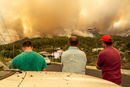 Incendiile de padure din Insulele Canare au ars 2.000 de hectare si au dus la evacuarea a 2.500 de locuitori