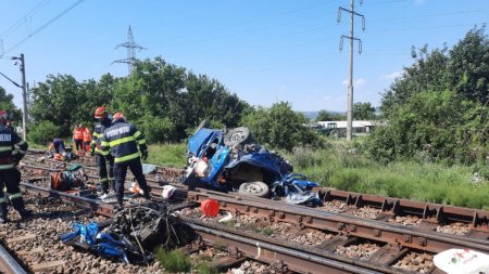 Masina lovita de trenul de calatori Suceava-Bucuresti, langa halta <span style='background:#EDF514'>ORBENI</span>: O persoana a murit pe loc, alte trei sunt ranite | Trafic feroviar oprit