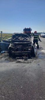 O masina a luat foc pe autostrada A1, in judetul Hunedoara. Trei persoane, printre care si un copil, s-au autoevacuat