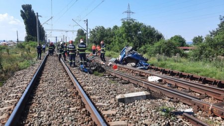 Accident cumplit la Bacau. O masina a fost spulberata de un tren. Patru persoane au murit. Printre victime sunt doi copii