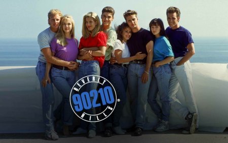Serialul Beverly <span style='background:#EDF514'>HILLS</span> 90210 este disponibil acum pe VOYO!