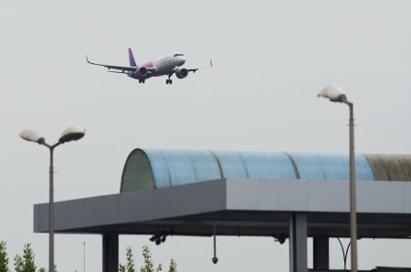 Aterizare de urgenta pe Aeroportul Otopeni, dupa o alerta cu bomba intr-un avion care zbura spre Germania. Intervin echipe SRI