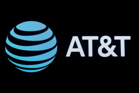 Actiunile AT&T au atins minimul ultimilor 30 de ani, in urma informatiilor ca grupul a lasat cabluri toxice din <span style='background:#EDF514'>PLUMB</span> ingropate in SUA