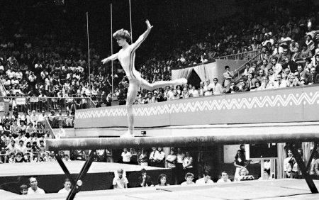 Nadia <span style='background:#EDF514'>COMANECI</span> si primul 10 din istoria gimnasticii mondiale. 47 de ani de cand Zeita de la Montreal a castigat planeta