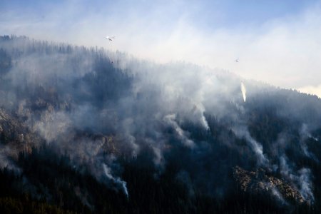 Incendiu masiv in Alpii Elvetieni, aproape de ghetarul Aletsch. Focul arde de aproape 24 de ore, mai multe sate au fost evacuate, armata a trimis elicopterele