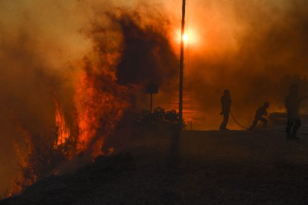 Incendiile din Grecia s-au extins din cauza vanturilor puternice. Patru localitati au fost evacuate