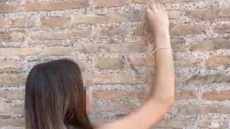 Un nou act de vandalism la Colosseum. O adolescenta din Elvetia si-a scrijelit <span style='background:#EDF514'>INITIALA NUMELUI</span>, parintii au aparat-o: Cu ce a gresit?!