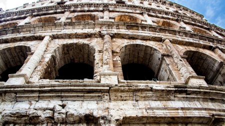 Alte semne noi aparute pe Colosseumul din Roma