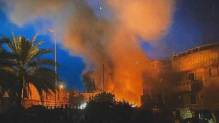 <span style='background:#EDF514'>AMBASADA SUEDIEI</span> din Bagdad, luata cu asalt si incendiata din cauza arderii Coranului