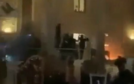 <span style='background:#EDF514'>AMBASADA SUEDIEI</span> la Bagdad, luata cu asalt si incendiata din cauza arderii unui Coran la Stockholm | VIDEO
