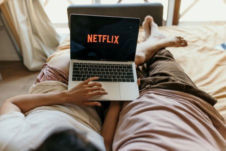 Netflix a castigat aproape 6 milioane de noi abonati dupa ce a interzis impartirea contului intre mai multe persoane
