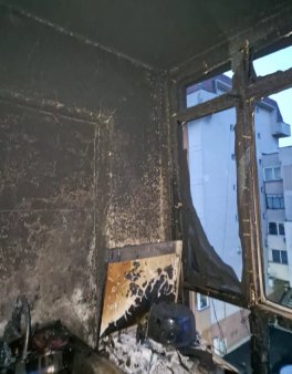 Incendiu intr-un bloc din Craiova. 30 de persoane s-au autoevacuat, iar proprietarul apartamentului de la care a pornit focul a suferit atac de panica