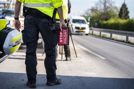 Un turist german care a depasit cu 102 km <span style='background:#EDF514'>LIMITA DE VITEZA</span> s-a intors din vacanta fara masina, care i-a fost confiscata de Politia daneza