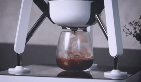 LG dezvaluie un aparat de cafea care foloseste doua capsule simultan, generand si mai multe deseuri