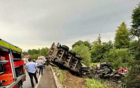 Doua persoane au murit si o a treia este drav ranita, dupa un accident teribil intre un autotren si un autoturism in Suceava