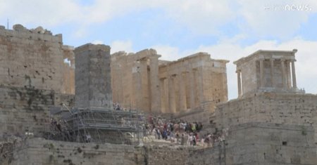 Toate obiectivele turistice din Grecia au fost inchise dupa ce 20 de turisti au lesinat in <span style='background:#EDF514'>ACROPO</span>la de caldura