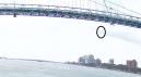 Un muncitor a supravietuit miraculos, dupa ce a cazut de podul Amb<span style='background:#EDF514'>ASSAD</span>or din Detroit, de la aproape 50 de metri inaltime