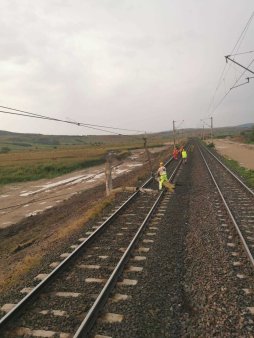 Stalp prabusit pe calea ferata, in judetul Brasov, un tren de calatori fiind stationat / Se lucreaza pentru indepartare