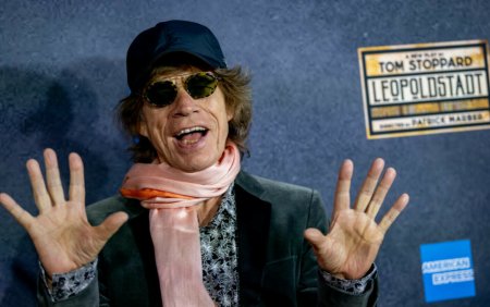 Mick <span style='background:#EDF514'>JAGGER</span> a implinit 80 de ani. Faimosul solist de la Rolling Stones nu are de gand sa se pensioneze