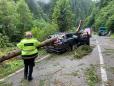 Furtuna violenta pe Transalpina: o femeie a murit, dupa ce un copac a cazut peste masina ei. Alte 14 vehicule, blocate