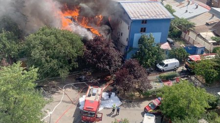 Un incendiu a cuprins <span style='background:#EDF514'>TREI CASE</span>, in Bucuresti! Doua persoane sunt ranite, 12 masini de pompieri intervin la fata locului