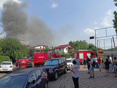 Incendiu in Bucuresti. <span style='background:#EDF514'>TREI CASE</span> din zona Muncii au fost cuprinse de flacari