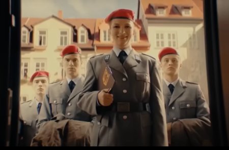 Clip de propaganda cu actori rusi, filmat in limba germana, in care se foloseste sa<span style='background:#EDF514'>LUTUL</span> nazist cu referire la Zelenski. Cine e in spatele lui