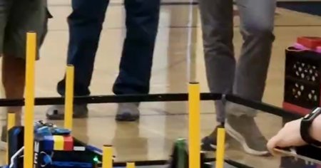Cum functioneaza robotul construit de liceenii care au luat locul 10 la Chicago Robotics Invitational din SUA VIDEO