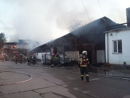 Incendiu puternic la o hala din Cluj. Boc: Daca este nevoie asiguram locuinte de urgenta