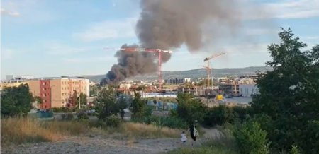 Incendiu puternic la Cluj Napoca. <span style='background:#EDF514'>TREI CASE</span> au fost afectate, mai multe masini distruse. Focul a fost stins. Update
