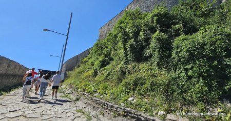 Cetatea <span style='background:#EDF514'>DEVEI</span>, afectata de lucrarile de mantuiala din trecut. Problemele intampinate de turisti VIDEO