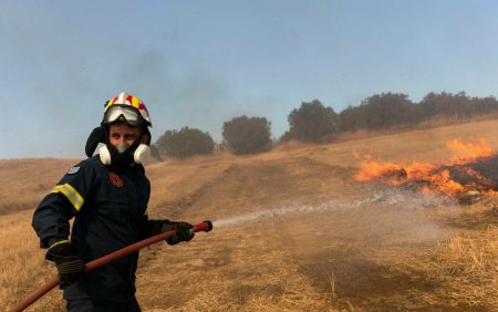 Pompierii greci, <span style='background:#EDF514'>CU UN PAS INAINTE</span>a incendiilor devastatoare. Grecia se afla intr-o perioada de canicula puternica