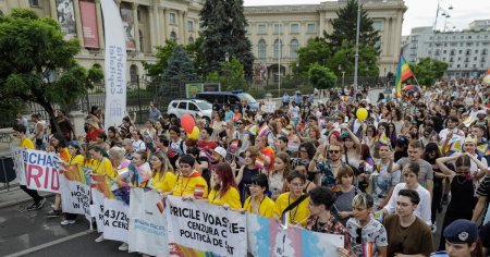 Mii de oameni participa sambata seara, in Capitala, la marsul Bucharest <span style='background:#EDF514'>PRIDE</span> 2023, eveniment al comunitatii LGBTQIA+ FOTO