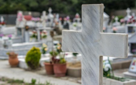 Descoperire macabra in Bihor. Cadavrele unui nou-nascut si al unui fat, ingropate pe jumatate intr-un cimitir