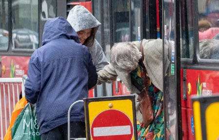 Emma Raducanu, incognito la plimbare cu mama ei, prin Londra, a ajutat un cuplu in varsta sa coboare din autobuz