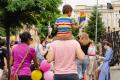 Familii cu copii, cupluri heterosexuale si gay, la marsul LGBT din Bucuresti. 