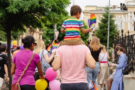 Familii cu copii, cupluri heterosexuale si gay, la marsul LGBT din Bucuresti. Nu suntem demonii de pe internet