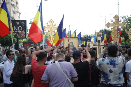 Gigi Becali a condus un miting anti-LGBT in Bucuresti: Dracii lasa duhuri rele. ACCEPT: Grupari agresive care instiga la ura