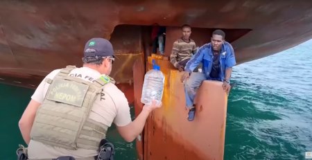 Patru nigerieni care calatoreau clandestin au supravietuit 14 zile in Atlantic ascunsi si inghesuiti pe carma unei nave. VIDEO
